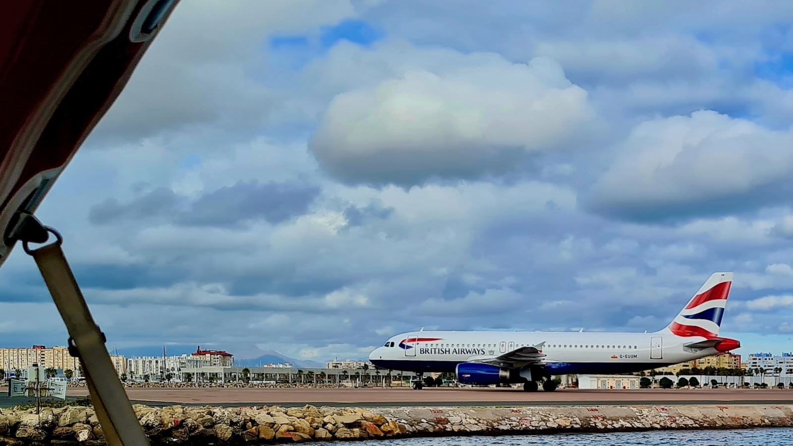 Parallel zur Landebahn